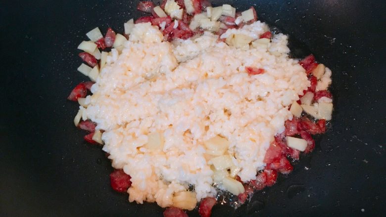 卷心菜腊肠炒饭,倒入裹着蛋液的米饭