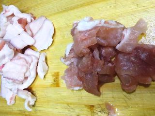 厨房挑战+荤菜+脆而不腻萝卜条炒肉,将猪肉肥肉切片，瘦肉切片
