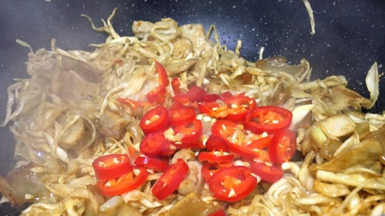 厨房挑战+荤菜+脆而不腻萝卜条炒肉,将切好的红尖椒放入锅中