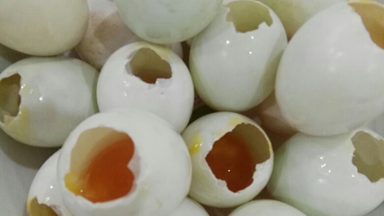 糯米蛋,新鲜咸鸭蛋磕一小口，把蛋清倒出只留蛋黄。