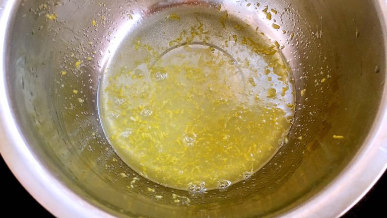 柠檬挞,先来做柠檬凝乳，70克柠檬汁加10克柠檬碎跟砂糖，隔水加热至砂糖融化