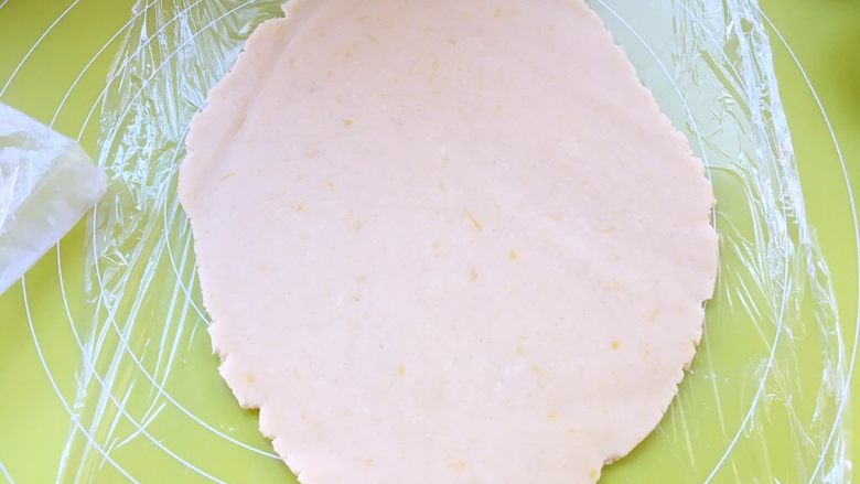 柠檬挞,取出松弛好的面团，底下铺保鲜膜，上面盖保鲜膜擀成0.3.4厘米厚的片