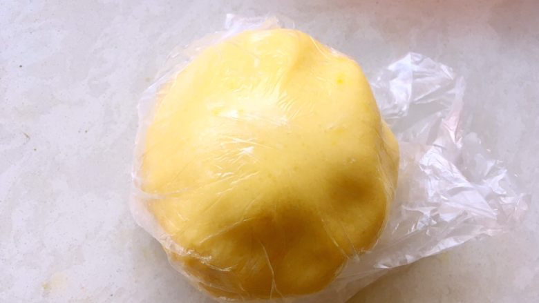 柠檬挞,将拌好的挞皮面团装入保鲜袋，冰箱冷藏半个小时松弛
