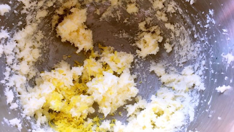 柠檬挞,加入柠檬皮碎跟盐继续打发均匀