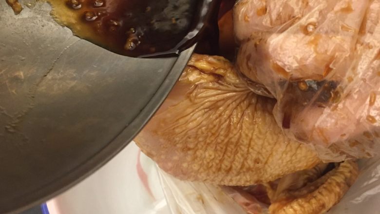 中国式圣诞节上的烤鸡,鸡肚子也不能放过。