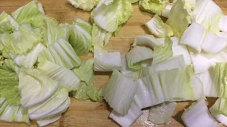 厨房挑战+素菜+清新大白菜,将大白菜用刀均匀切块
