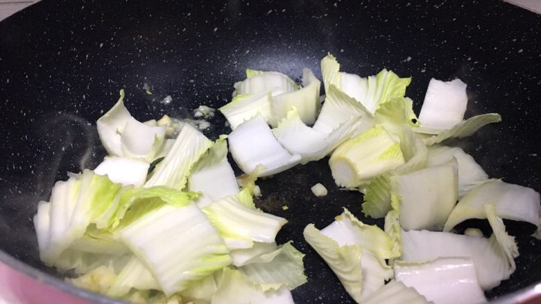 厨房挑战+素菜+清新大白菜,将大白菜不含叶子的部分先入锅
