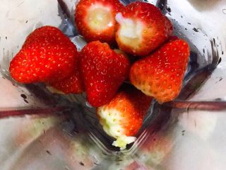 草莓奶昔,首先把草莓洗净同时去除蒂，放入果汁机