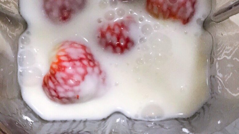 草莓奶昔,由于酸奶偏干，所以要根据个人喜好的粘稠度，酌情加入纯净水