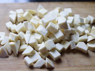 白薯甜甜,切成2厘米见方的丁。