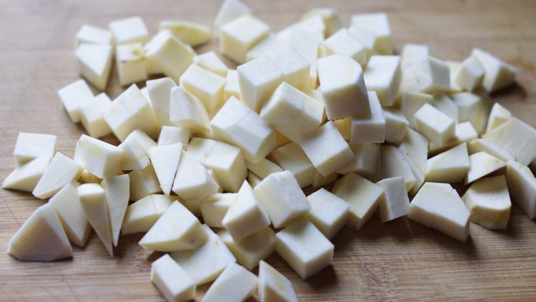 白薯甜甜,切成2厘米见方的丁。