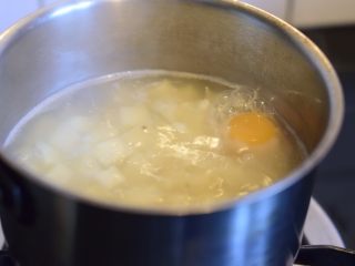 白薯甜甜,转小火，轻轻打入一个鸡蛋。