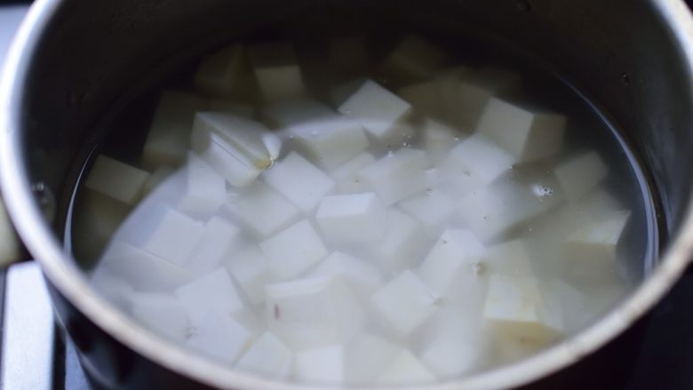 白薯甜甜,倒入锅中，加水没过薯丁。