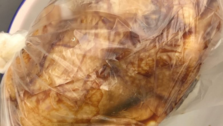 中国式圣诞节上的烤鸡,按摩完将鸡装入保鲜袋中或者密封盒中，放入冰箱零度保鲜一天以上，如果有时间两天更入味，中途翻一翻位置，让腌汁渗透鸡的每个部位。