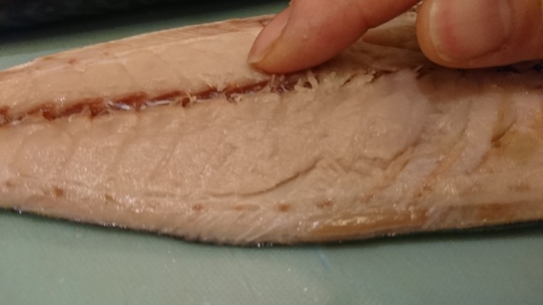 鯖魚味增煮,用手指輕輕觸碰感覺的到魚刺