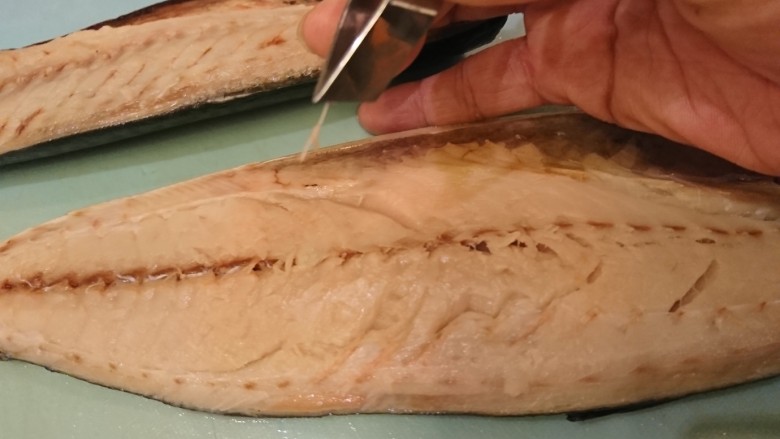 鯖魚味增煮,用毛鑷子順著刺的反方向拔出，動作輕一點。