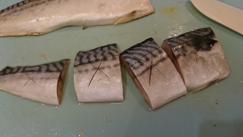 鯖魚味增煮,在魚身上畫十字刀口。