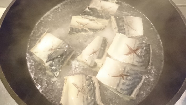 鯖魚味增煮,魚肉皮朝上排進鍋裡。