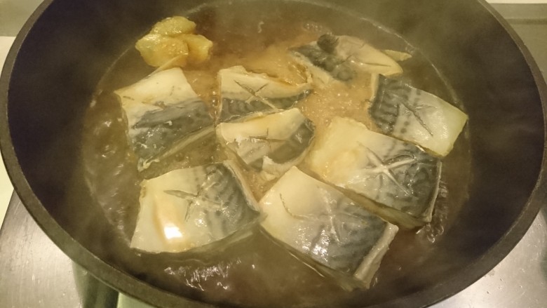 鯖魚味增煮,煮到水收到原本的一半
