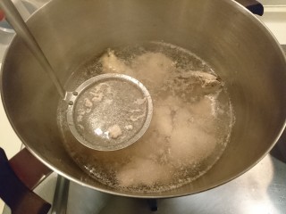 蒜頭雞湯,雞肉下水後讓水滾了撈浮沫