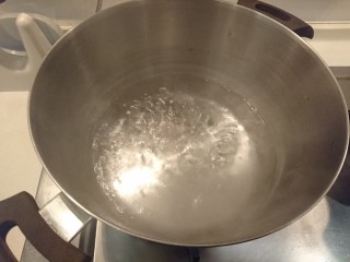 蒜頭雞湯,起熱水鍋準備燙洗雞肉