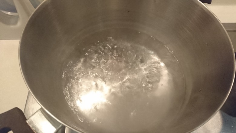 蒜頭雞湯,起熱水鍋準備燙洗雞肉
