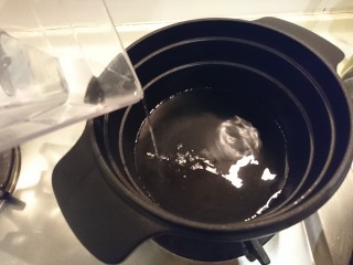 蒜頭雞湯,準備好湯鍋加800g水