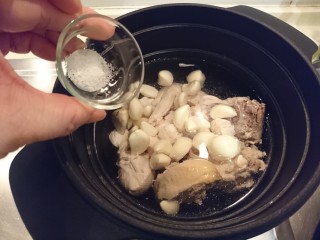 蒜頭雞湯,加鹽，開火，沸騰後蓋起來轉小火，煮20分鐘。