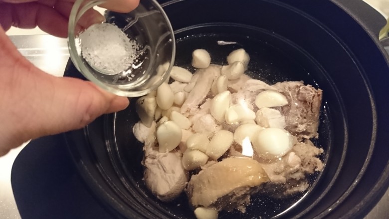 蒜頭雞湯,加鹽，開火，沸騰後蓋起來轉小火，煮20分鐘。