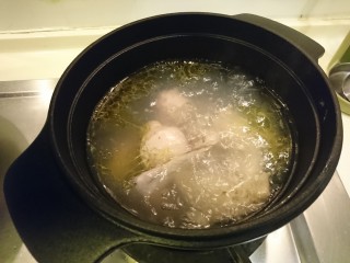 蒜頭雞湯,好啦！這湯頭可是蒜頭的精華呀！