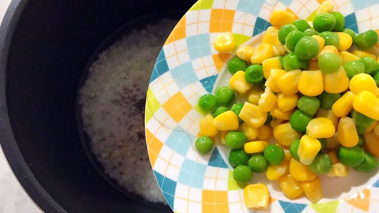 浮翠流丹～腊肠海米藜麦杂蔬焖饭,加入青豆和玉米粒