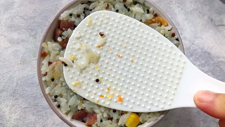 浮翠流丹～腊肠海米藜麦杂蔬焖饭,取一个小碗，盛米饭进去，并且用饭勺用力压实