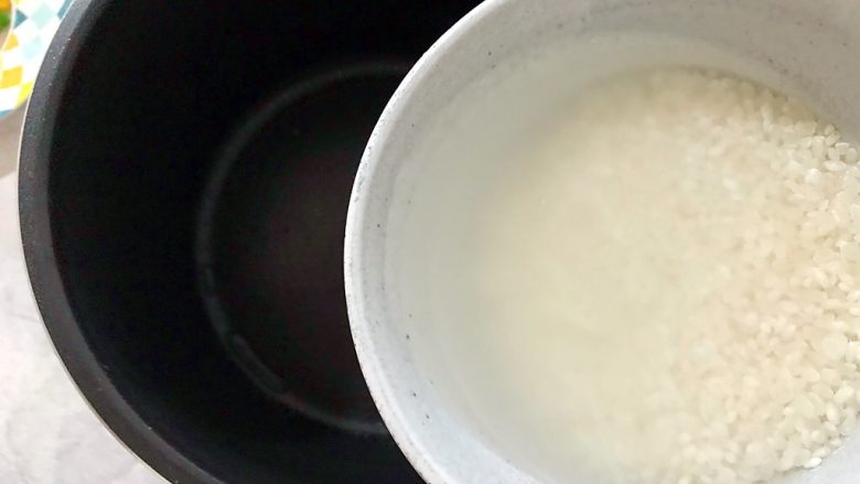 浮翠流丹～腊肠海米藜麦杂蔬焖饭,将大米连水一起倒入电高压锅内胆