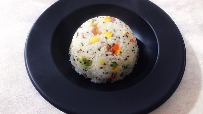 浮翠流丹～腊肠海米藜麦杂蔬焖饭,取出小碗