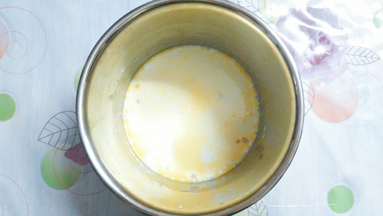 香橙草莓奶油松饼,把融化好的黄油倒入牛奶蜂蜜液里！一起搅拌均匀！