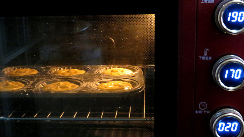 小小贝壳【玛德琳蛋糕】 ,放入预热好的烤箱上管190°，下管170°烤20分钟(按自家烤箱习性调整温度和时间)