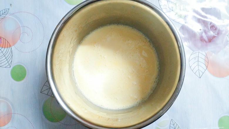 香橙草莓奶油松饼,过滤好的橙汁倒入牛奶蜂蜜液里搅拌均匀！
