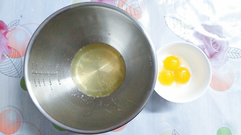 香橙草莓奶油松饼,将蛋清蛋黄进行分离！