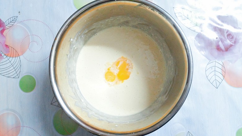 香橙草莓奶油松饼,把蛋黄加进牛奶橙汁糊里搅拌均匀！