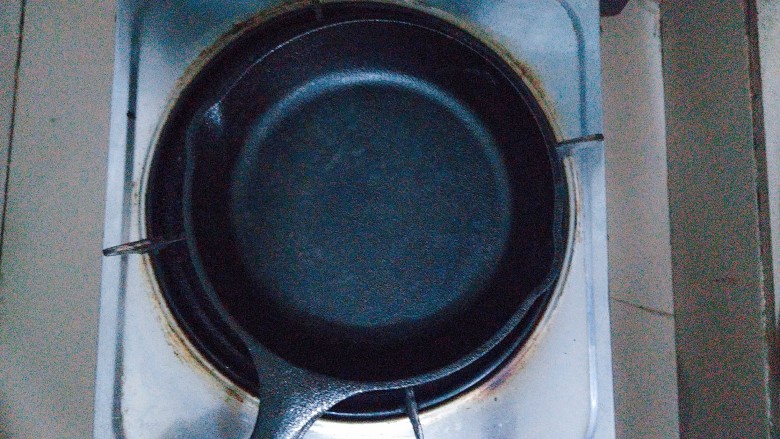香橙草莓奶油松饼,我用的不沾的铸铁锅，如果家里没有这样的小铸铁锅，也可以用大的不粘锅，放入两勺面糊慢慢滴下去，也可以煎出圆圆的松饼来！
