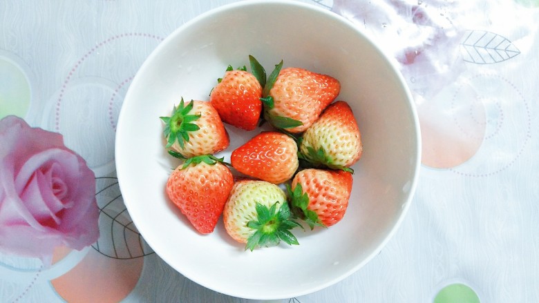 香橙草莓奶油松饼,<a style='color:red;display:inline-block;' href='/shicai/ 592'>草莓</a>买回来用盐水浸泡一下，洗干净，切成薄薄的片备用！