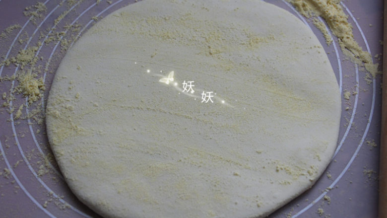 鲜虾手擀面,当面团有些湿的时候就撒一层玉米粉，可以一层玉米粉一层面粉交替使用。