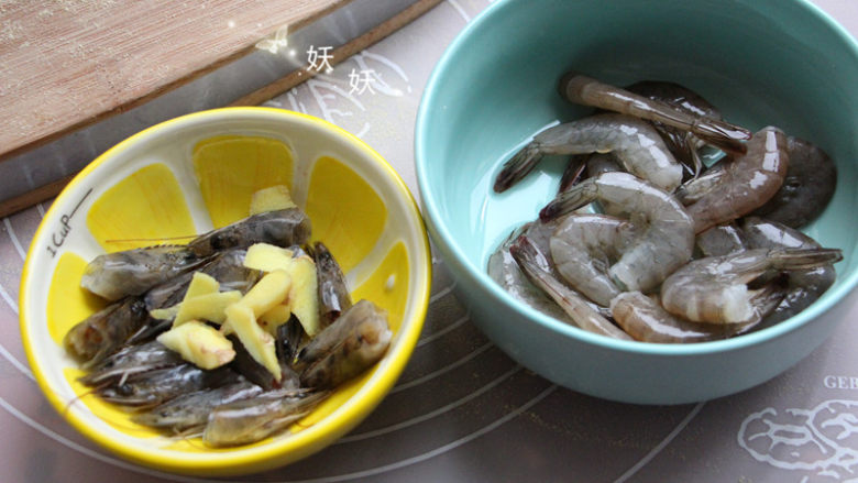 鲜虾手擀面,将虾头和虾身分开，虾要提前洗干净，这个就不必说了。