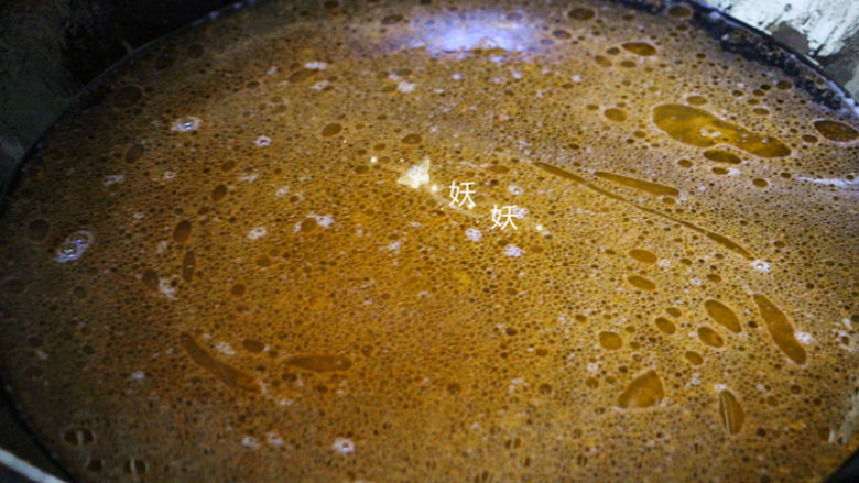 鲜虾手擀面,油锅中直接倒入适量的水。
