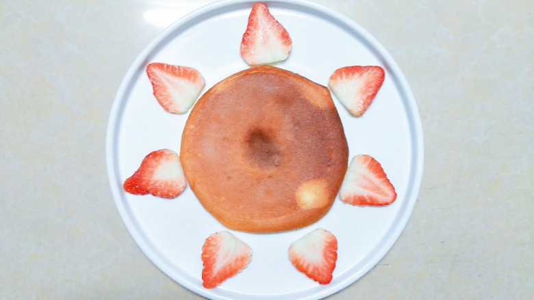 香橙草莓奶油松饼,在盘子中间放一块松饼，周边放上切好的草莓片！