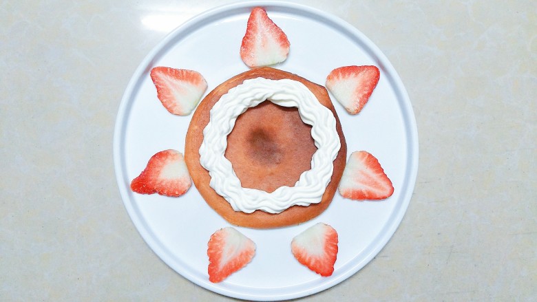 香橙草莓奶油松饼,打发好的奶油装入放有裱花嘴的一次性裱花袋里，在松饼上挤上一圈奶油！