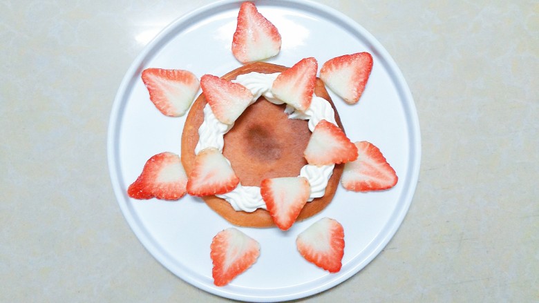 香橙草莓奶油松饼,再在奶油上放上草莓片！