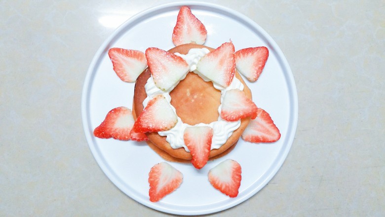 香橙草莓奶油松饼,继续松饼夹层的第二个步骤，挤上奶油，放上草莓片！