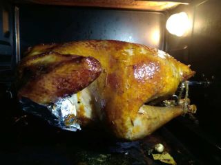 中国式圣诞节上的烤鸡,插播朋友烤鸡图片一张，如果有旋转杆的最好用旋转杆来烤，这样整只鸡的受热更均匀，上色也更好看。