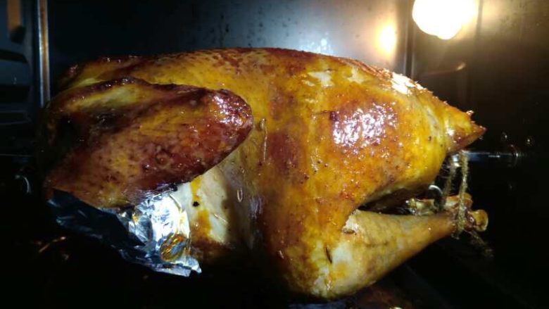 中国式圣诞节上的烤鸡,插播朋友烤鸡图片一张，如果有旋转杆的最好用旋转杆来烤，这样整只鸡的受热更均匀，上色也更好看。